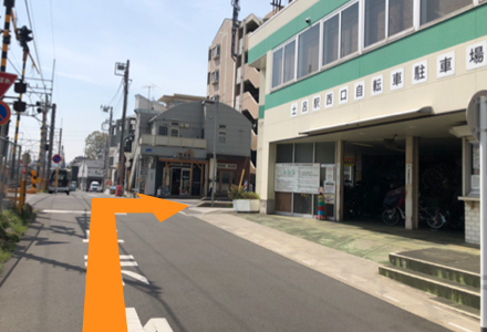 土呂駅西口自転車駐車場と門司港さんの間を曲がってください。